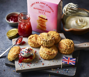 marksandspencer_KralovskeJubileum_food_sada na domaci peceni tradicnich britskych maslovych scones_99,90Kc.jpg